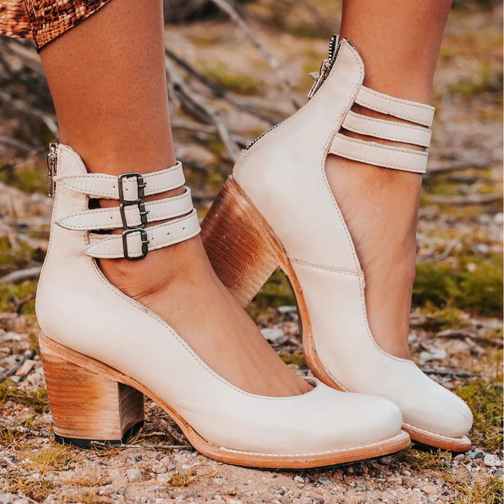Bílá